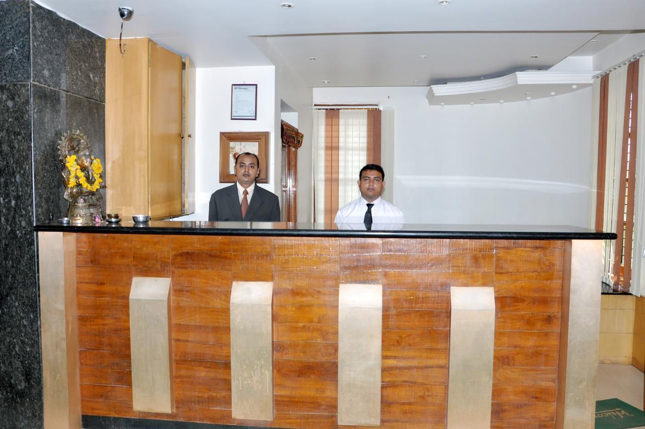 Hotel Rajsangam International บาดามิ ภายนอก รูปภาพ