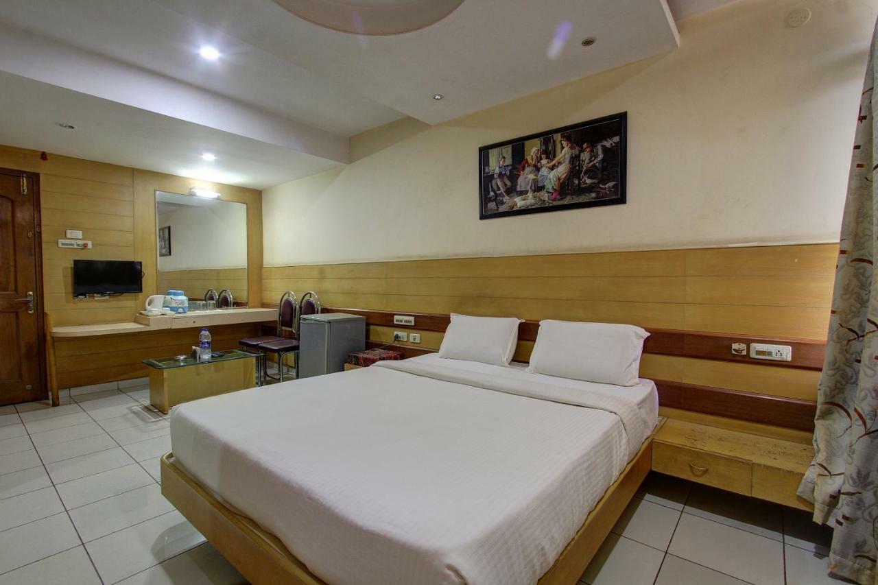 Hotel Rajsangam International บาดามิ ภายนอก รูปภาพ