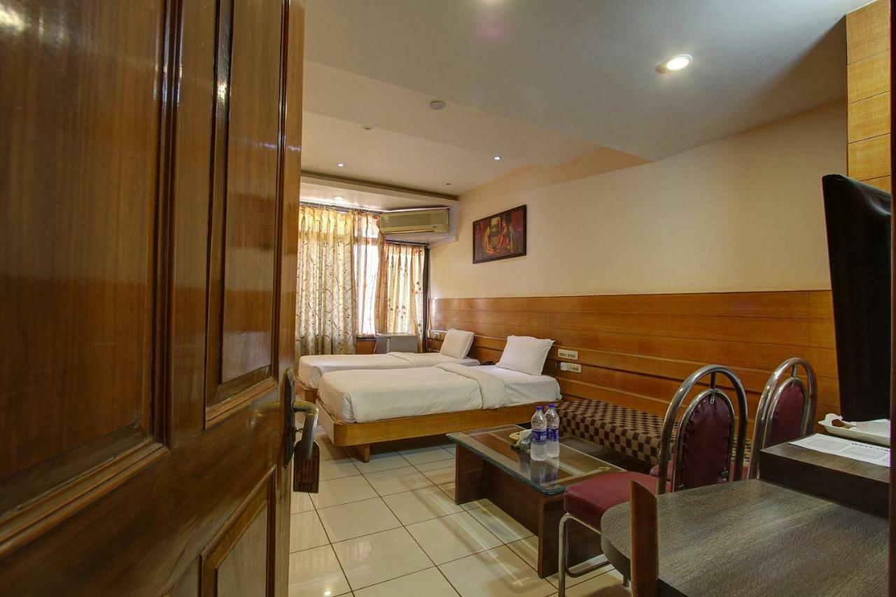 Hotel Rajsangam International บาดามิ ภายนอก รูปภาพ