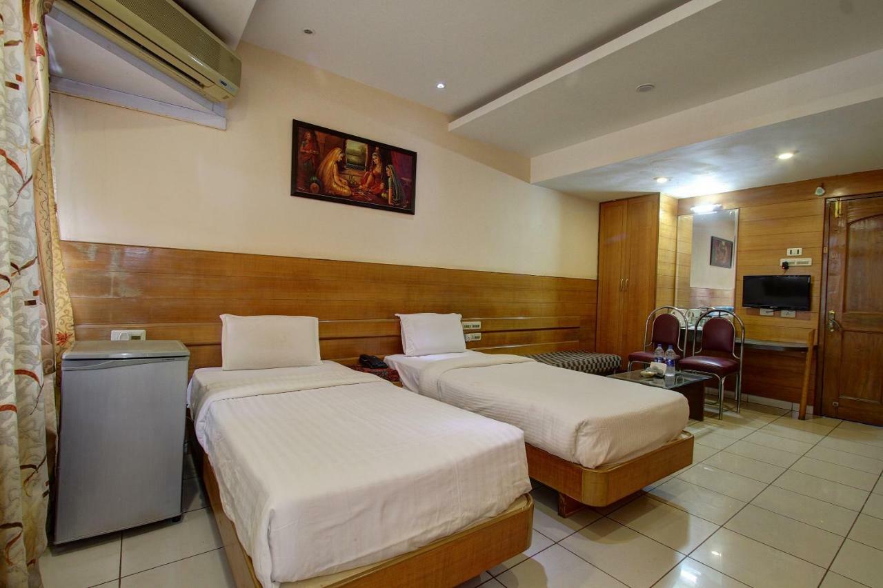 Hotel Rajsangam International บาดามิ ภายนอก รูปภาพ