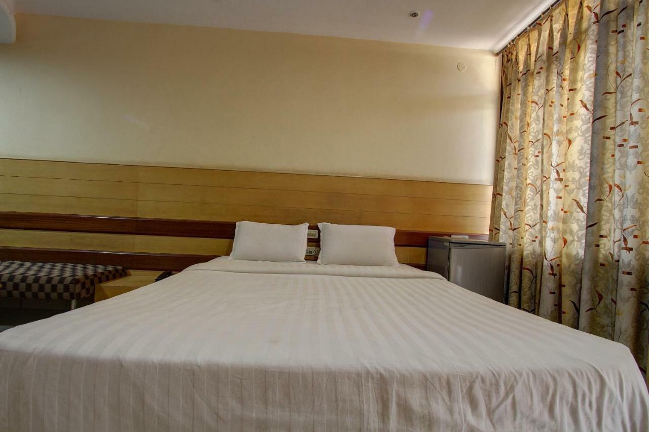 Hotel Rajsangam International บาดามิ ภายนอก รูปภาพ