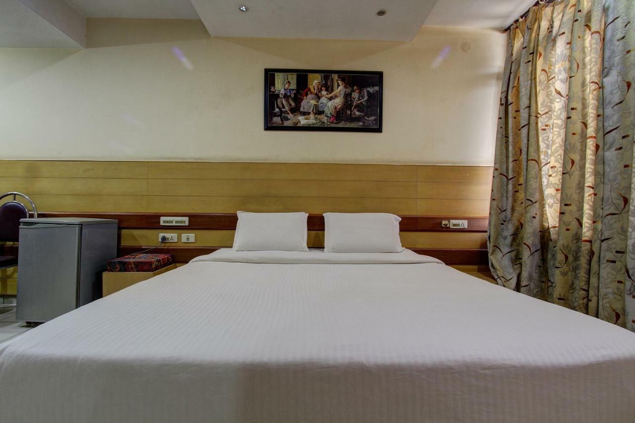 Hotel Rajsangam International บาดามิ ภายนอก รูปภาพ